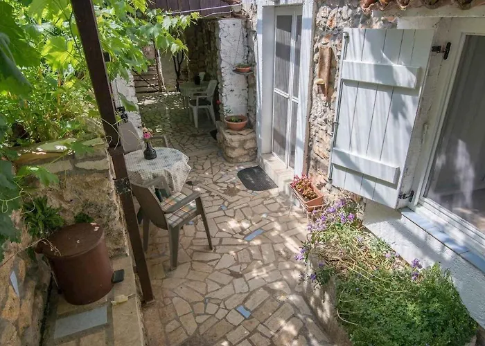 In 33230 * Veli Lošinj
